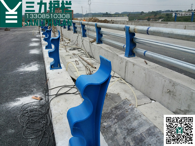 贵安天河潭互通桥梁防撞护 栏安装现场