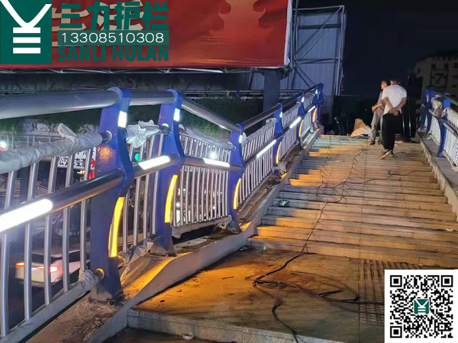贵阳市头桥天桥灯光 护栏调试中